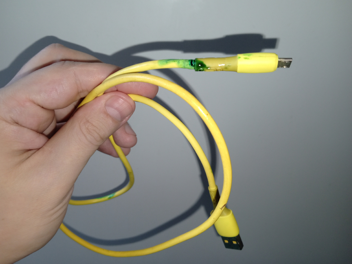 Для начала попробуйте использовать другой кабель или зарядное устройство. Вдруг проблема именно в них