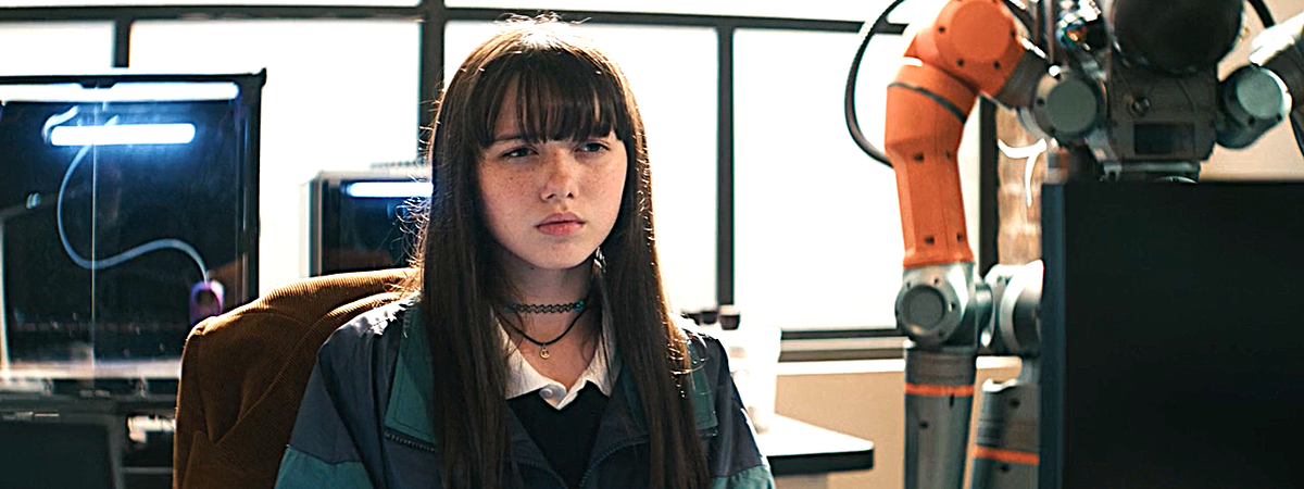 Актриса Вайолет МакГроу удачно воплощает образ девочки-подростка 