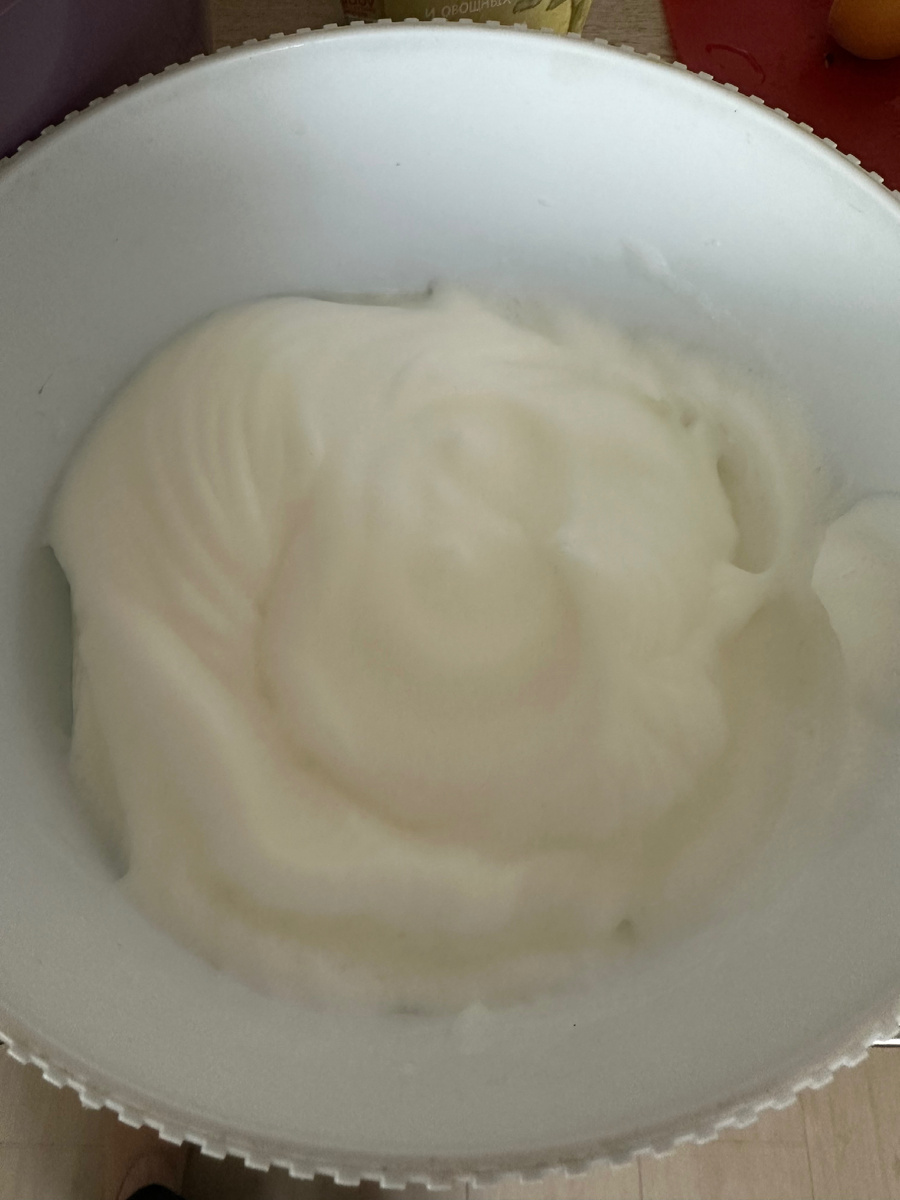 Белки взбить до плотных пиков. Фото автора 