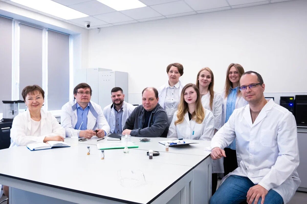 Слева направо: доктор химических наук Светлана Деркач, кандидат биологических наук Петр Кравец, кандидат биологических наук Сергей Малавенда, кандидат биологических наук Павел Приймак, кандидат технических наук Юлия Кучина, Светлана Воропаева, Влада Бордиян, кандидат химических наук Дарья Колотова, кандидат технических наук Андрей Глухарев