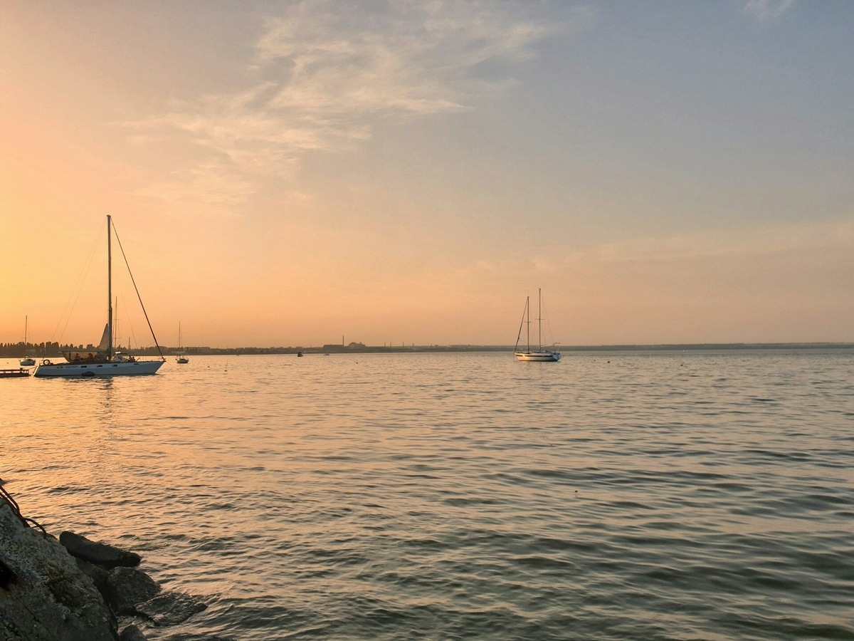 Обязательно совершите прогулку на яхте, чтобы увидеть Таганий рог глазами Петра I, основателя города. Фото: Yan Ots / Unsplash