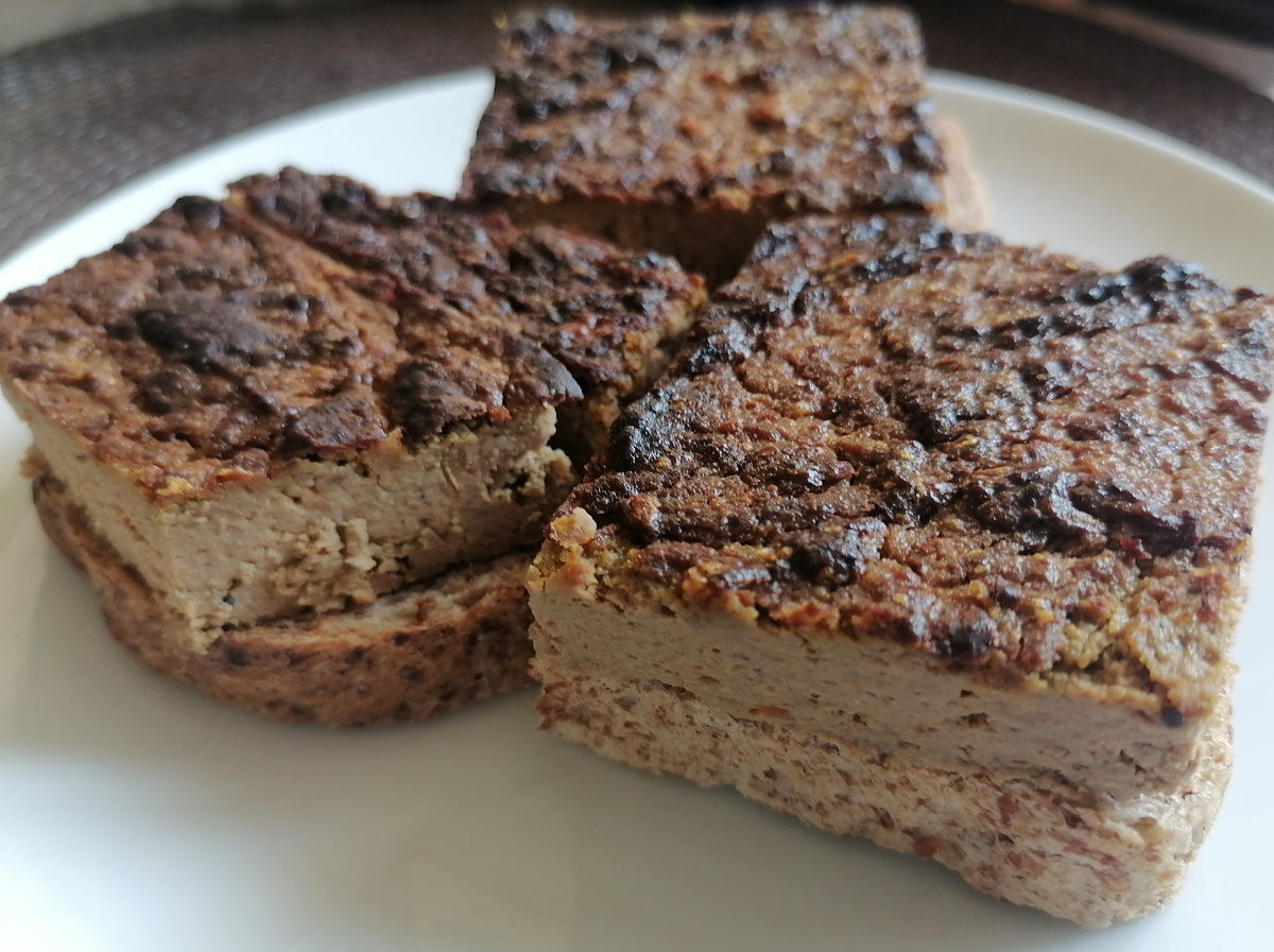 Запечённый паштет из куриной печени на тостах из цельнозернового хлеба. Фото автора