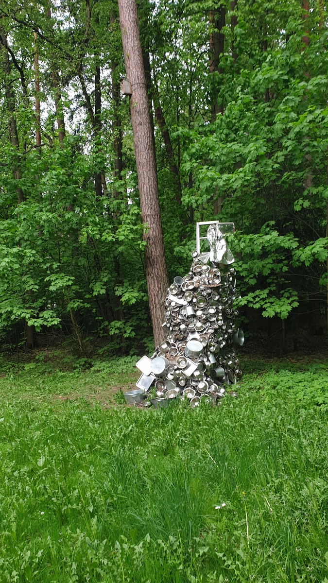 А посуда вперёд и вперёд по полям и болотам идёт. Эту гору посуду можно увидеть у музея Корнея Ивановича