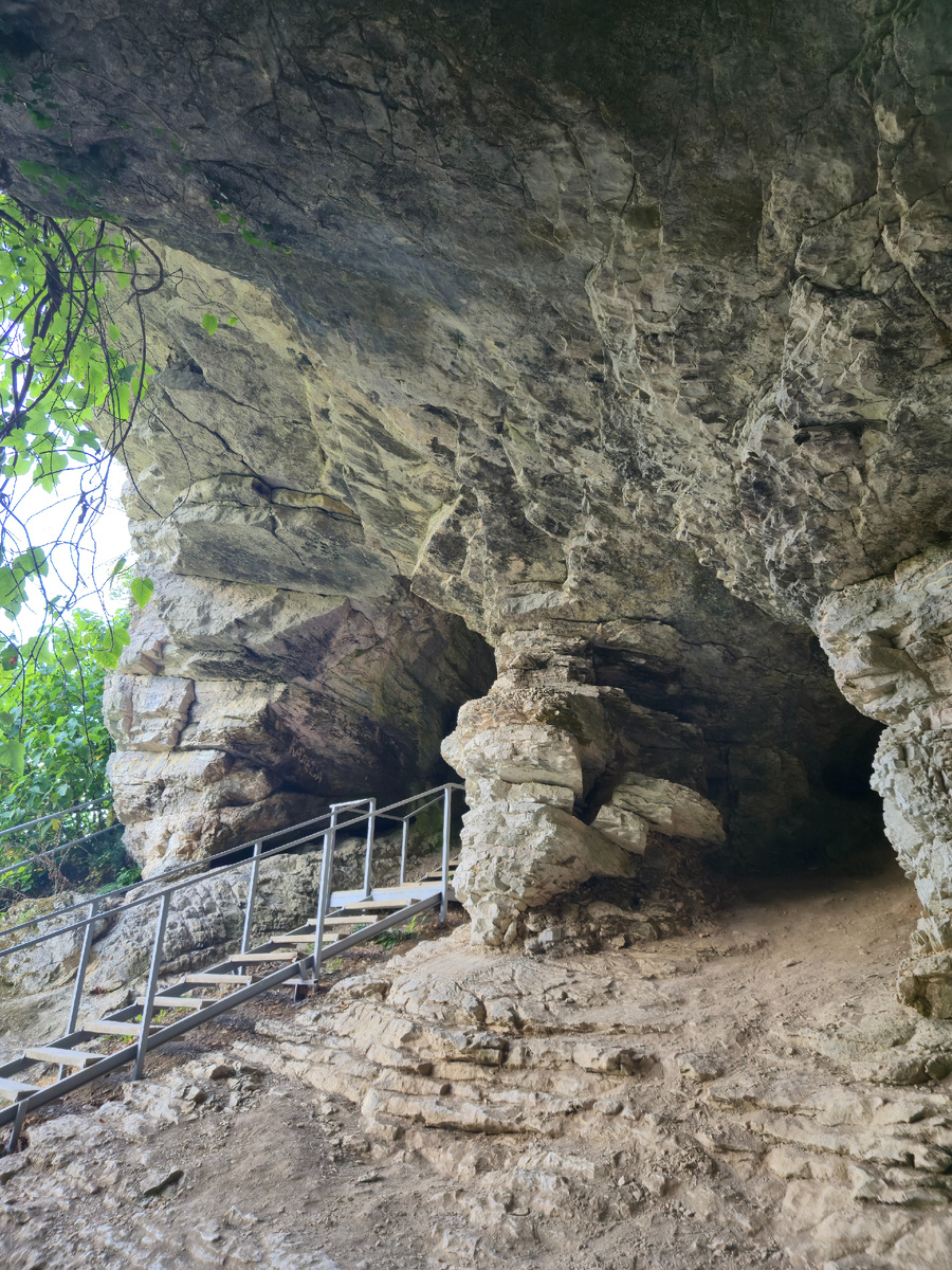 Около входа в пещеру