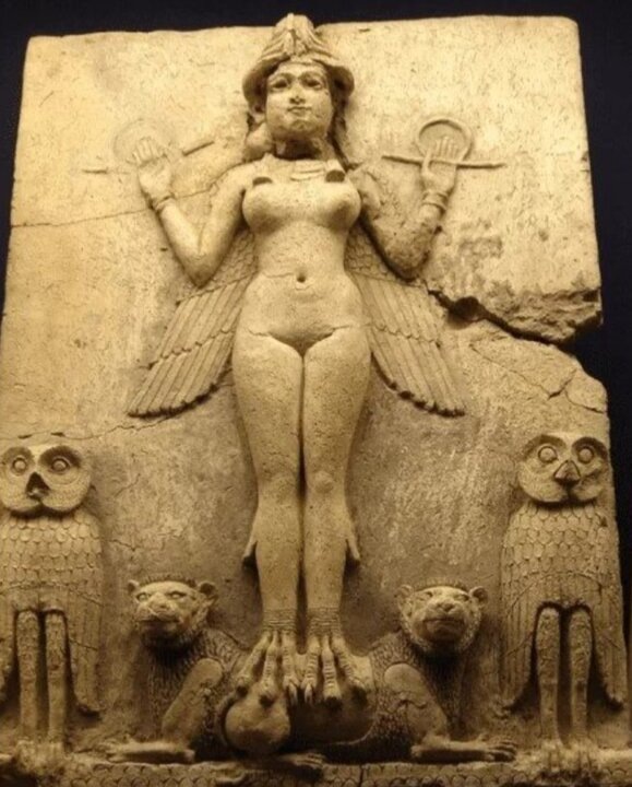 На голове у Иштар волноводы,а в руках она держит Ключи Жизни..