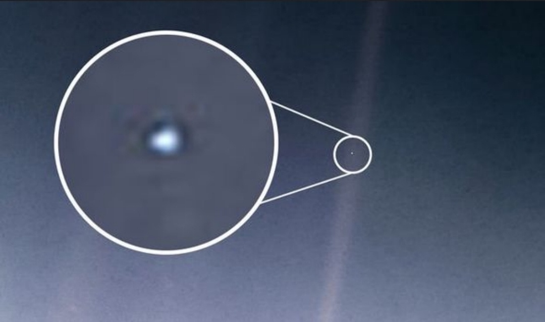 «Бледно-голубая точка» (Pale Blue Dot) — фотография планеты Земля, сделанная космическим зондом «Вояджер-1» с рекордного расстояния. 
