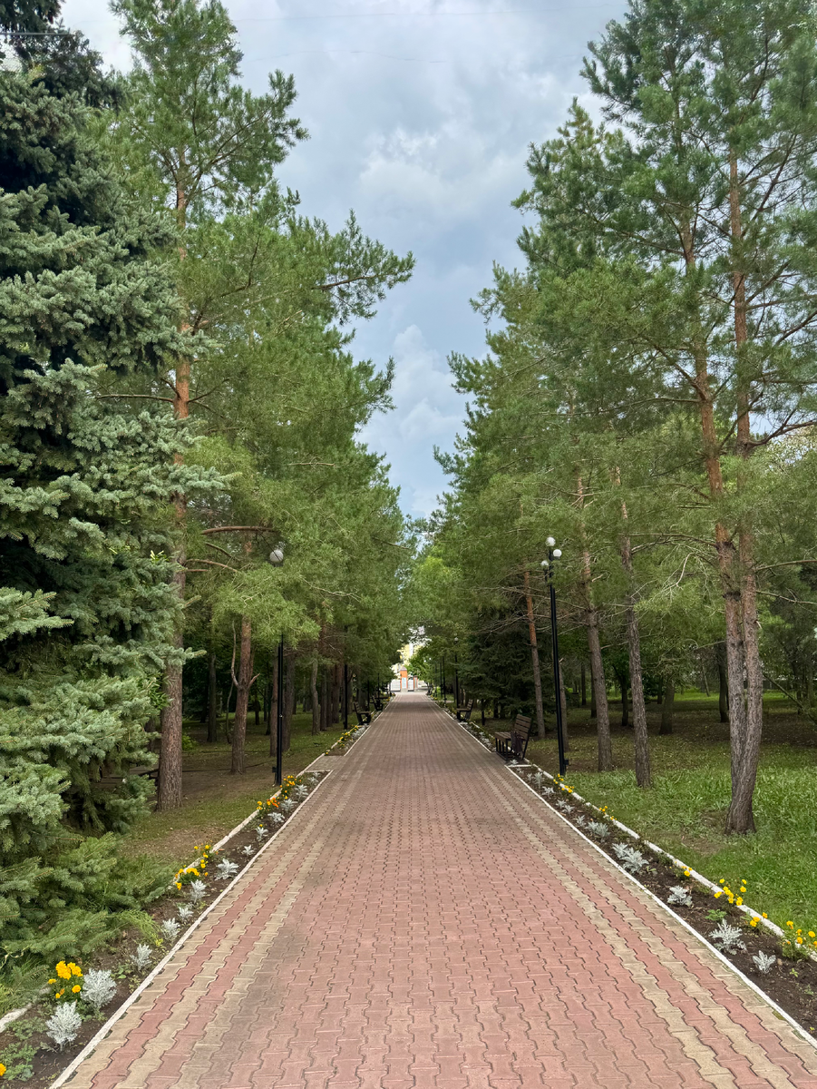 Перед входом в музей - небольшой парк.