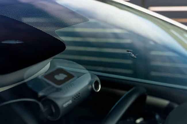 Не допускается к участию в дорожном движении транспортное средство, ветровое стекло которого имеет трещину (трещины) со стороны водителя в зоне, очищаемой стеклоочистителем. Это тот самый случай, когда размер (щеток омывателя) имеет значение