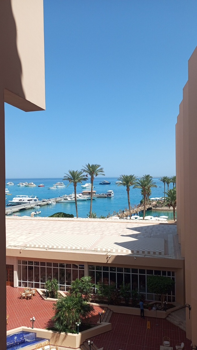 Внутренний двор с фонтанами и само море, 