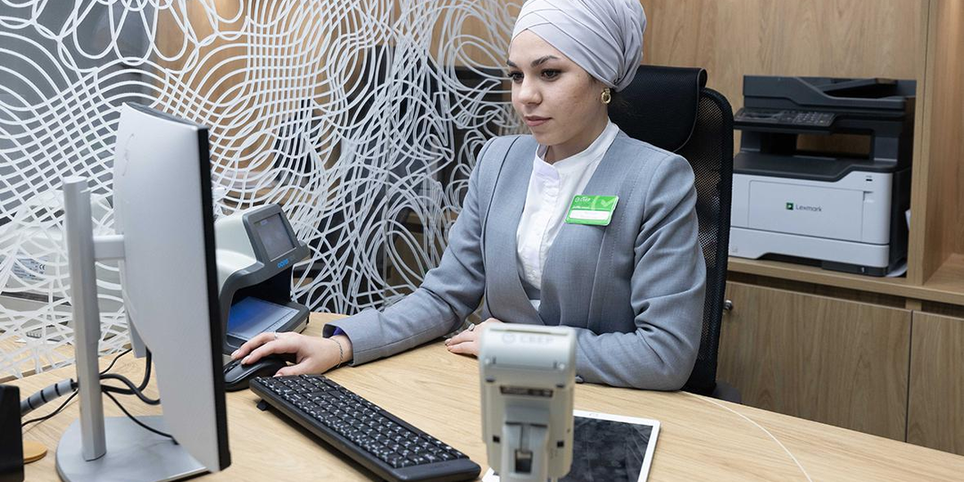 "У нас здесь только для своих": Девушке отказали в услугах Сбера без паранджи.