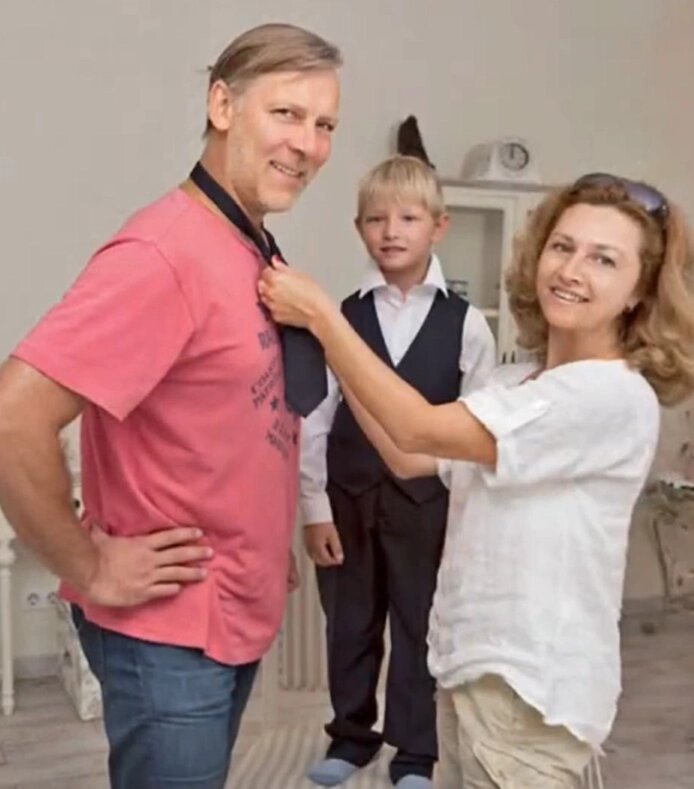    Актер Виктор Раков с женой Людмилой и приемным сыном Даней. Фото: кадр видео