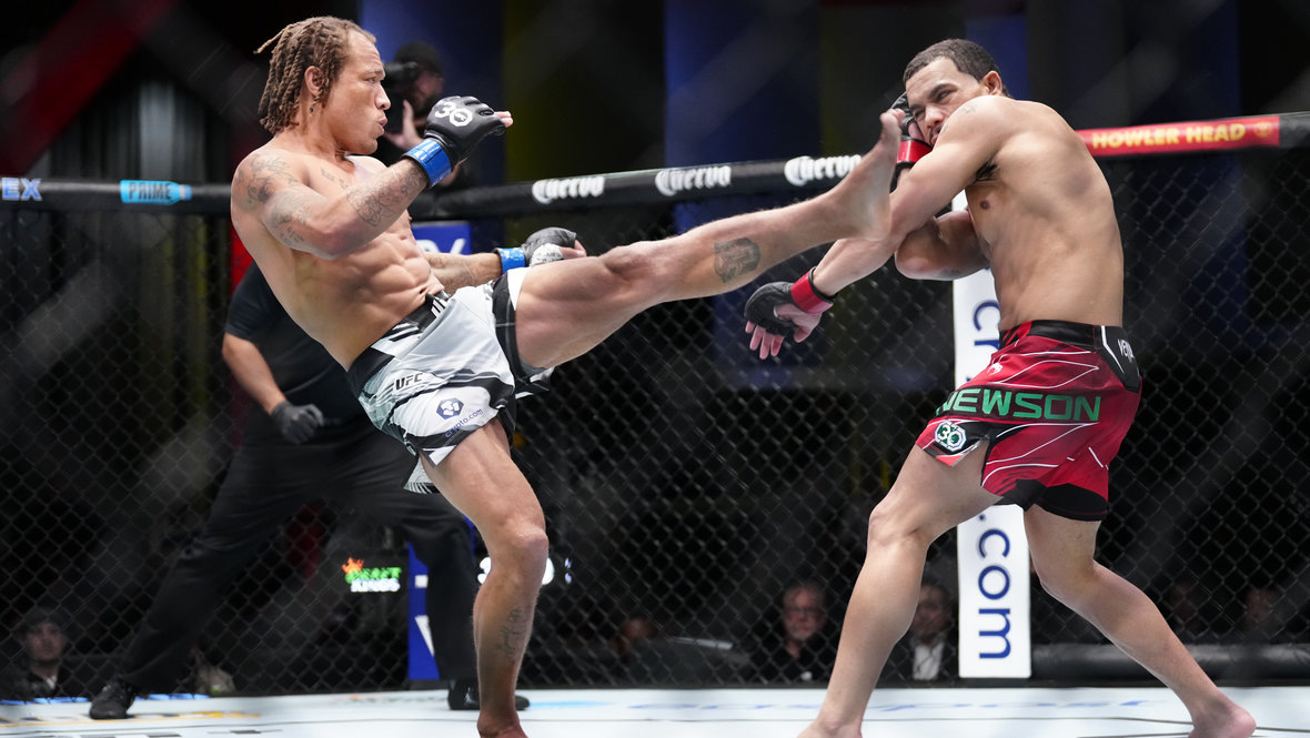    Маркус Макги (слева) в бою с Джорни Ньюсоном. Global Look Press