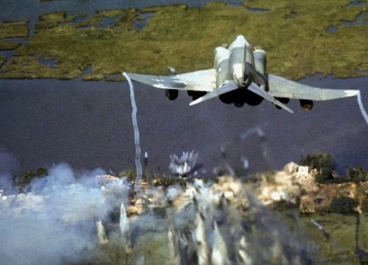 "Фантом атакует!". Всего в противостоянии с С-75 ВВС США потеряли более 200 McDonnell Douglas F-4 Phantom II. Фото ВВС США