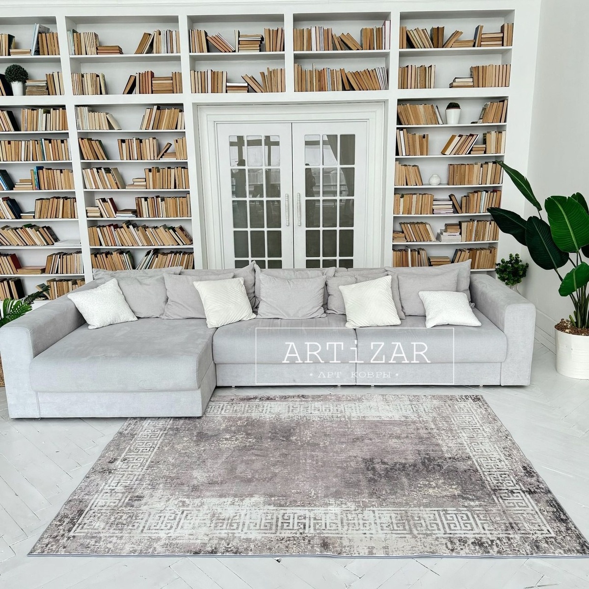 ...а более спокойный узор с рамкой по периметру ковра придает интерьеру "компактность".