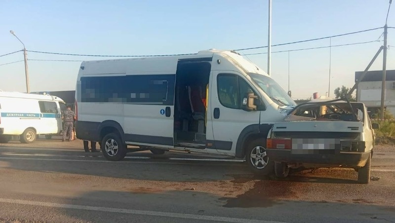    В аварии погиб водитель легковушки и пострадал пассажир микроавтобуса Фото: УГИБДД ГУ МВД России по Ставропольскому краю.