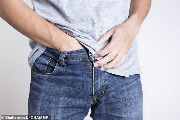     Эксперты рассказали, почему мужчины любят держать руку в штанах