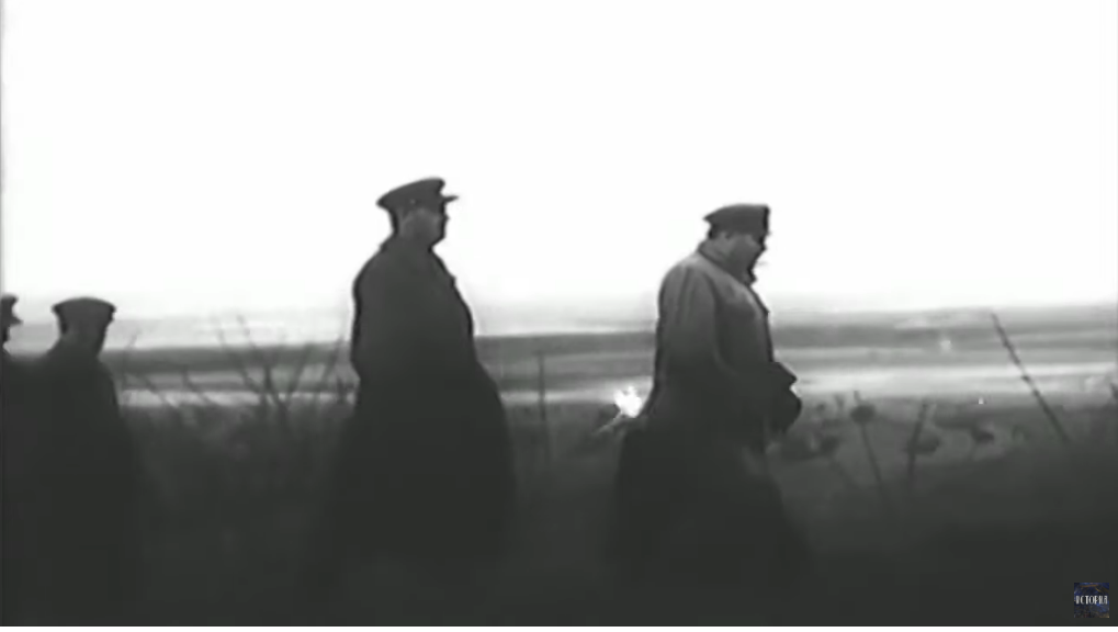 Родион Яковлевич Малиновский (1898-1967) (идет первым) на фронте. Кадр кинохроники