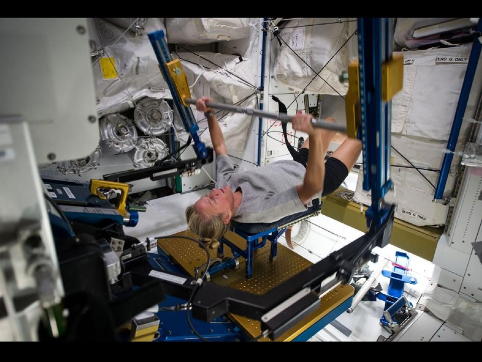 Тренировка на силовом нагружателе ARED на борту МКС. Фото: nasa.blog.com