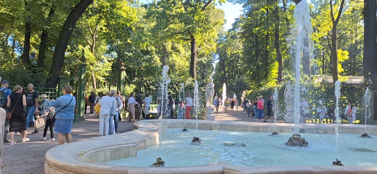 В Летнем саду Санкт-Петербурга.