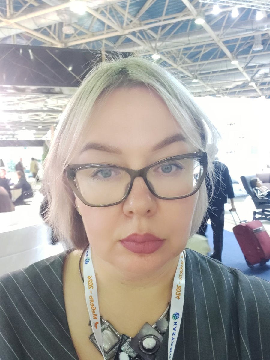 Я на выставке.