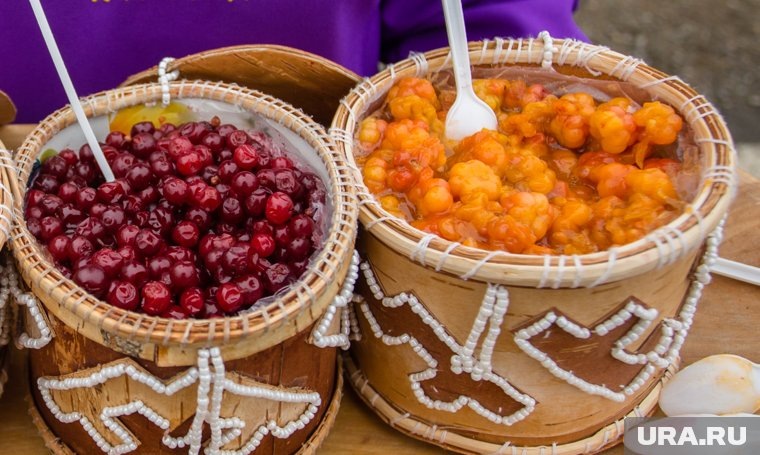 Жители ХМАО ведрами собирают в лесу «царскую» ягоду и продают ее по бешеным ценамНОВОСТЬ ПО ТЕМЕ