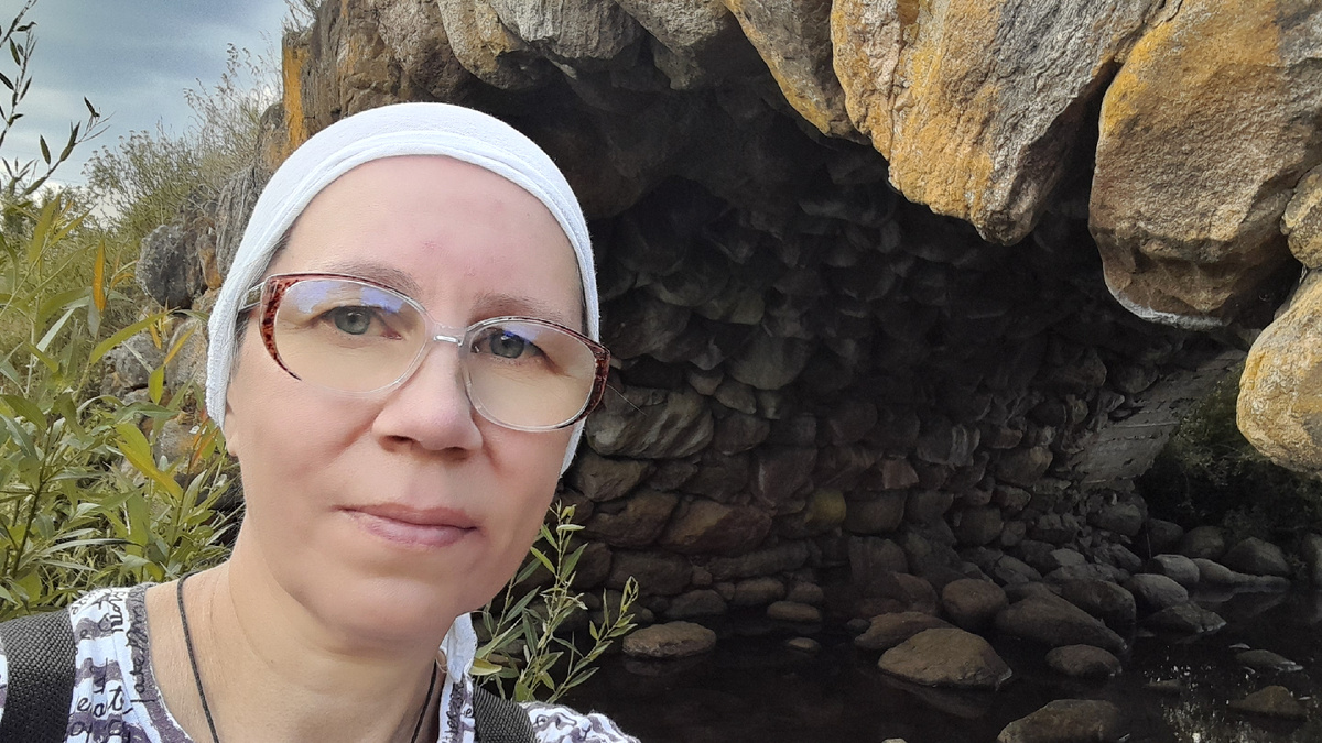 Я автор канала Зоя. Под валунным мостом. В путешествиях всегда так, то над землёй, то под землёй.