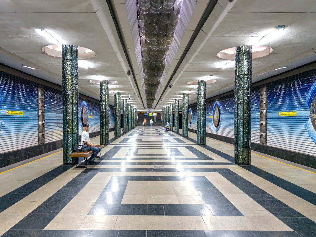 Станция метро «Космонавтов»