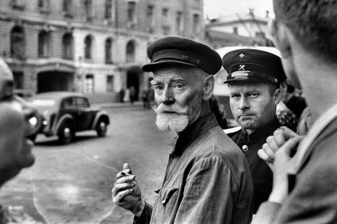 Удивленные москвичи на пешеходном переходе, 1954. Фотограф Анри Картье-Брессон