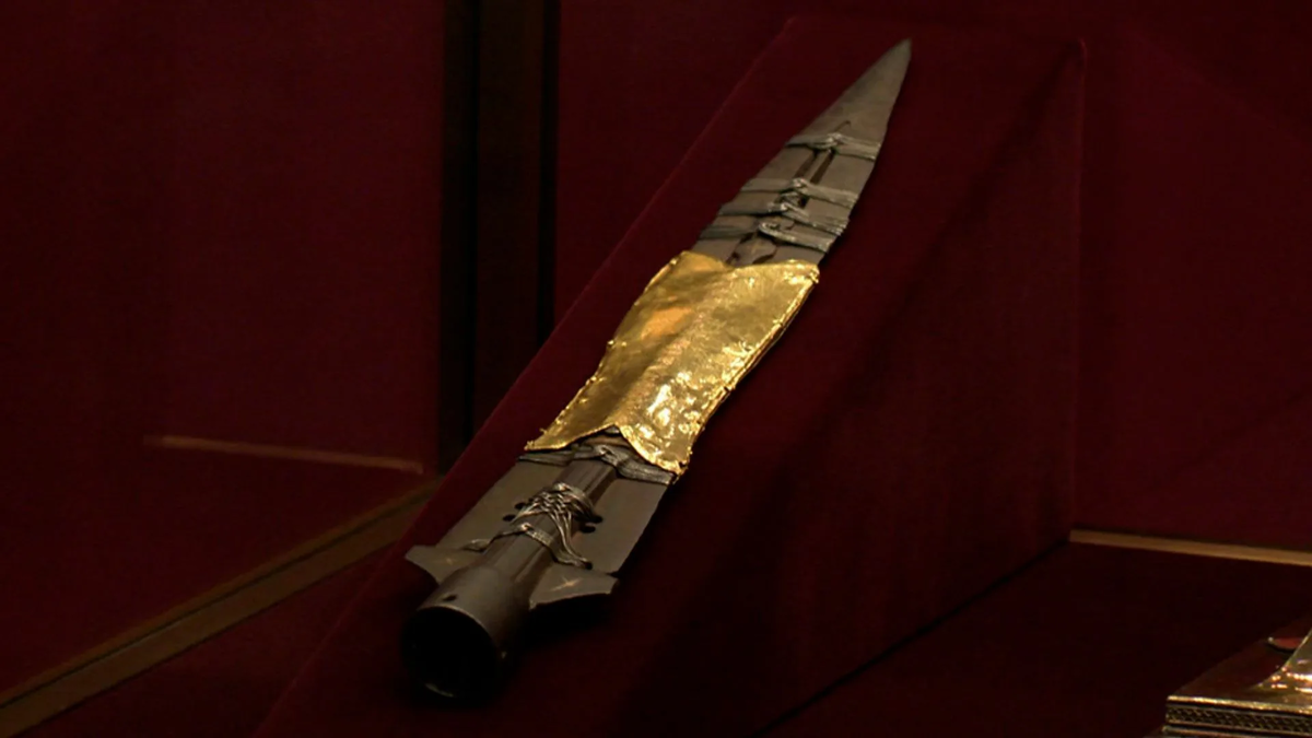 Копьё Судьбы в венском музее: та самая витрина, у которой стоял юный Гитлер, веря в мистическую силу артефакта.