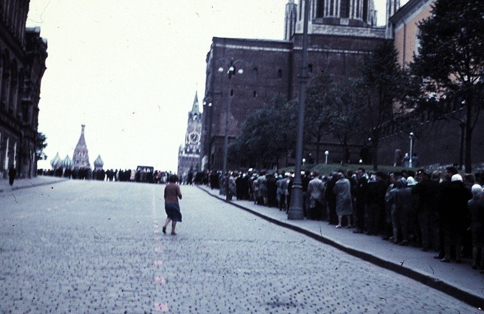 Очередь в мавзолей, 1962 год (Авторство: Lars (Lon) Olsson. https://commons.wikimedia.org/=63787597)