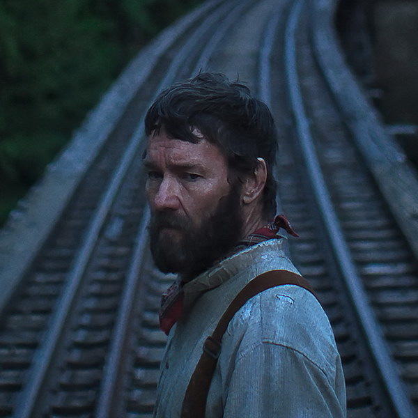     Джоэл Эдгертон путешествует по Америке начала XX века в трейлере фильма «Сны поездов»