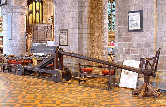 На стуле могла оказаться любая женщина, на которую пожалуются соседи.