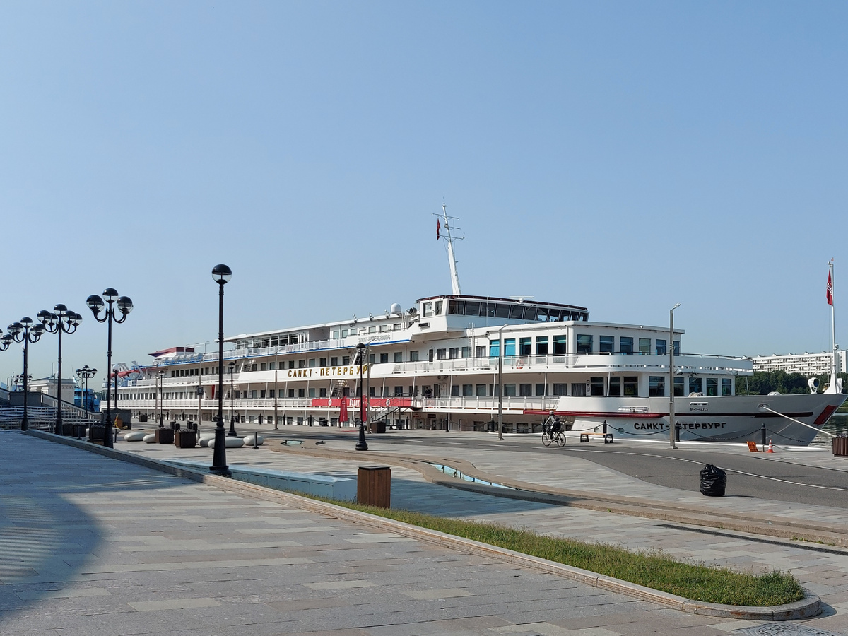 Теплоход "Санкт-Петербург" у причала Северного речного вокзала в Москве. Фото автора, июль 2025 года.