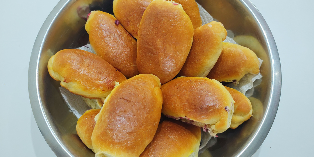 Пирожки с чёрной смородиной в духовке