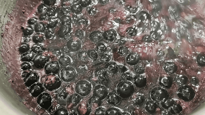 Сахар растворился, начинка пока жидкая