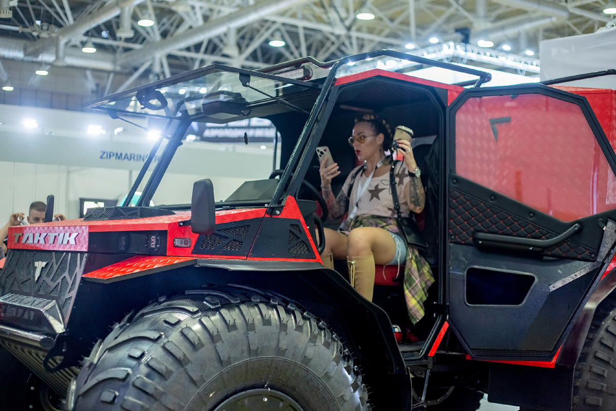 "Я не такая" обложка статья "Идеи подарков для девушек и женщин с необычным хобби и экстримальным увлечением в 2025-2026 году".  В кадре Нина Маршак, фотограф Лена Киселёва, локация международная выставка "Охота и рыболовство на Руси" ЦВК "Экспоцентр", Москва 2024 год. 