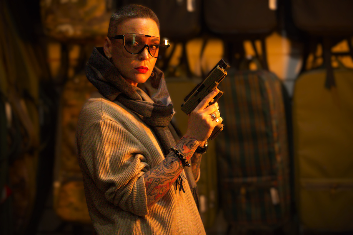 На фото Нина Маршак (креативный продюсер, модель 40+ для контента BondGun) фото Лена Киселёва Art Queen studio январь 2025. Изделие на фото не является оружием.