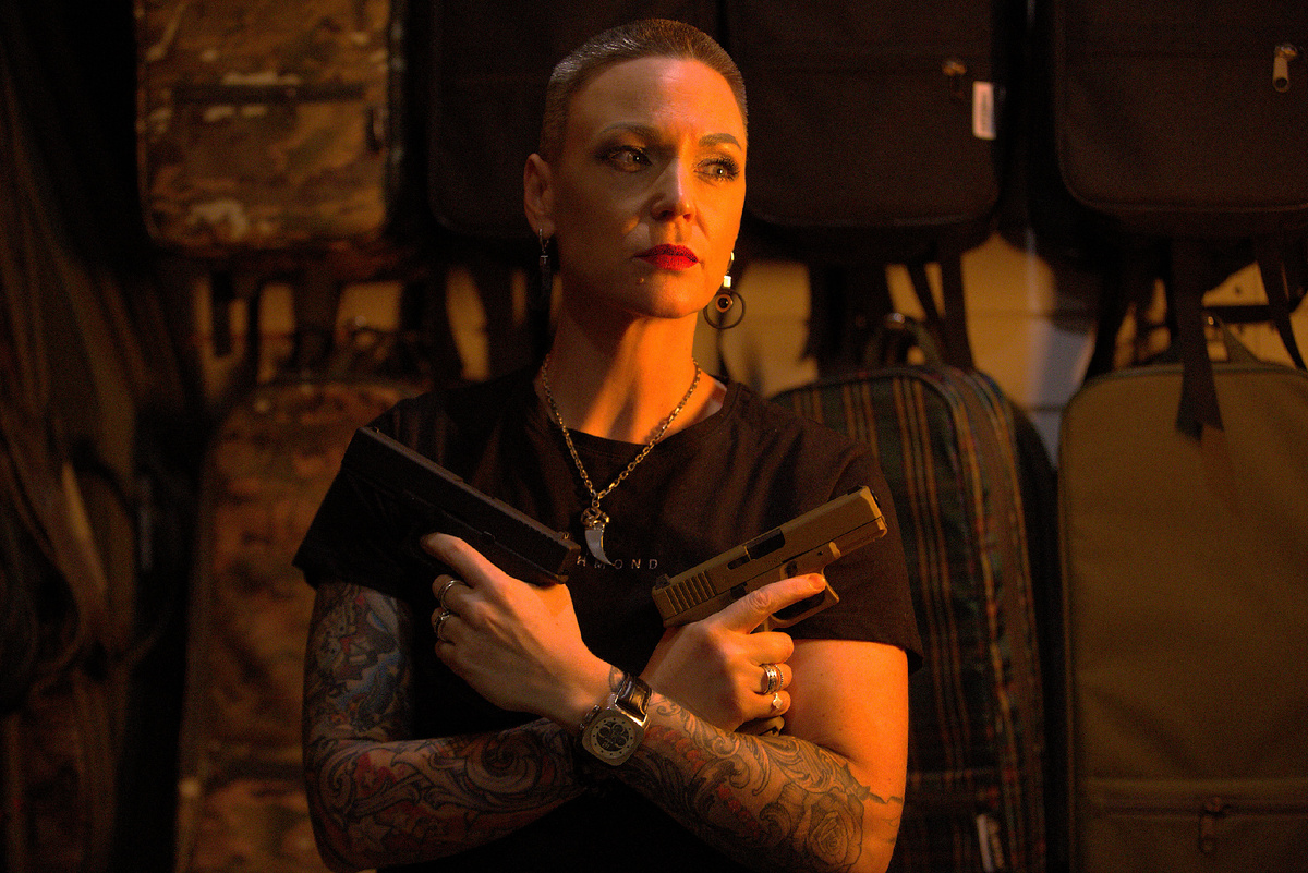 На фото Нина Маршак (креативный продюсер, модель 40+ для контента BondGun) фото Лена Киселёва Art Queen studio январь 2025. Изделие на фото не является оружием.