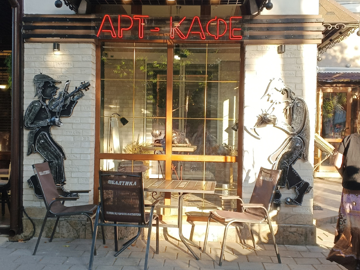 Столик и музыканты. Фото Галины Малышевой.