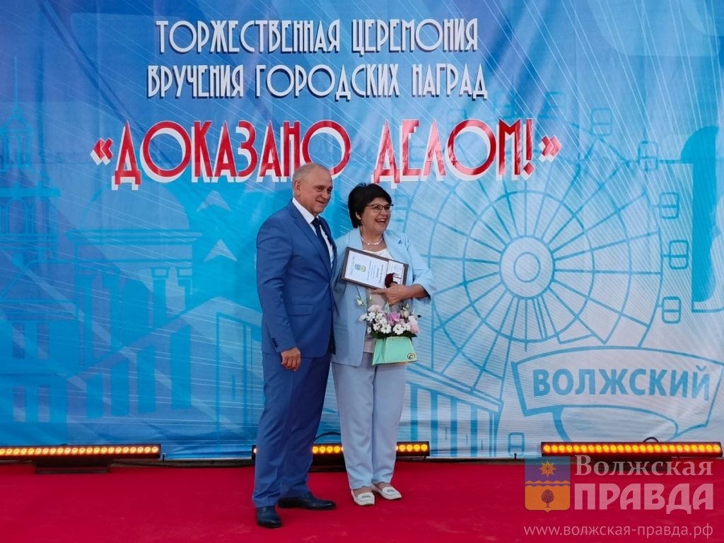     Доказано делом: 25 жителей Волжского удостоены высоких муниципальных наград
