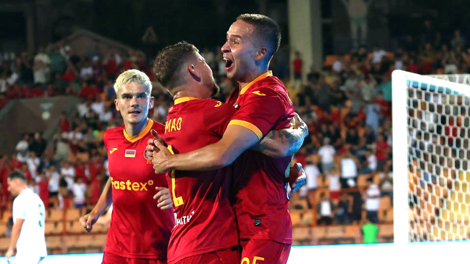    Алемао и Даниил Куликов после гола.ФК Пюник