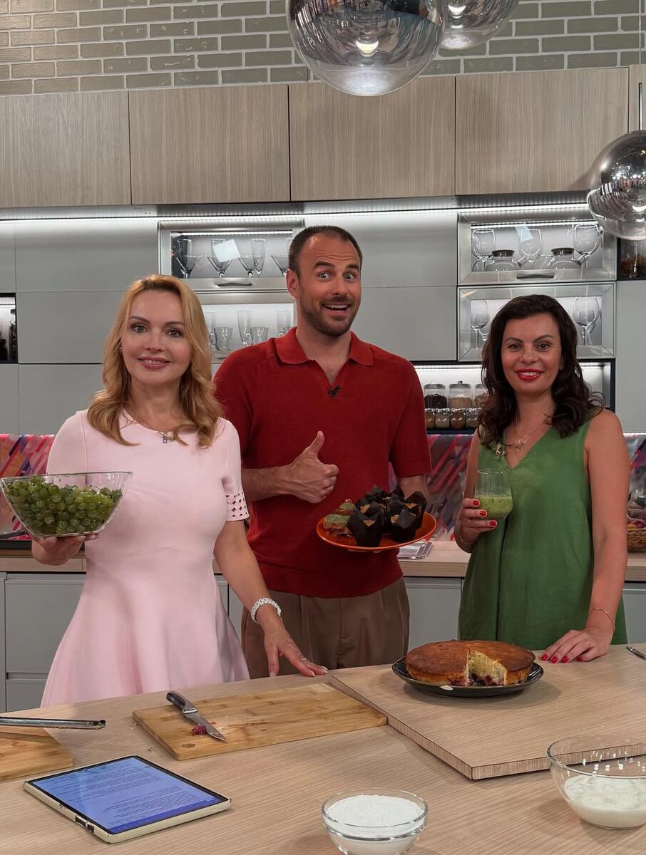 Фото после эфира, выложено в соцсетях Ирины Сашиной. 