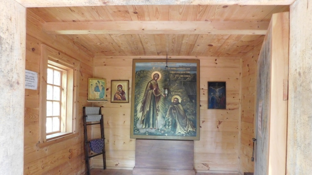 Однажды Елеазару явилась Пресвятая Богородица. Она сказала подвижнику: «Мужайся и крепись, Господь с тобою! И напиши в келье своей на стенах: „Христос с нами уставися“».