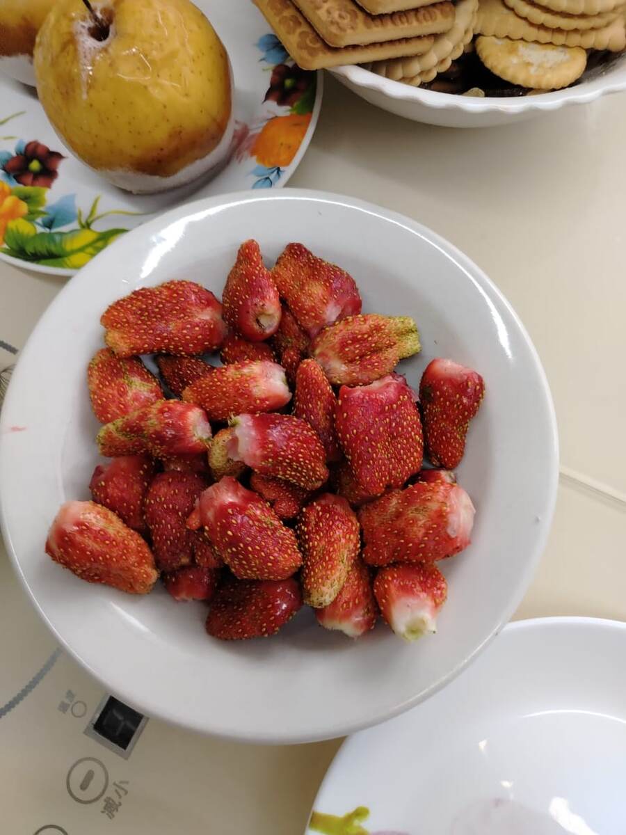 Клубничка на столе. Там ещё запечёное яблочко с печеньками в кадр попали 😊