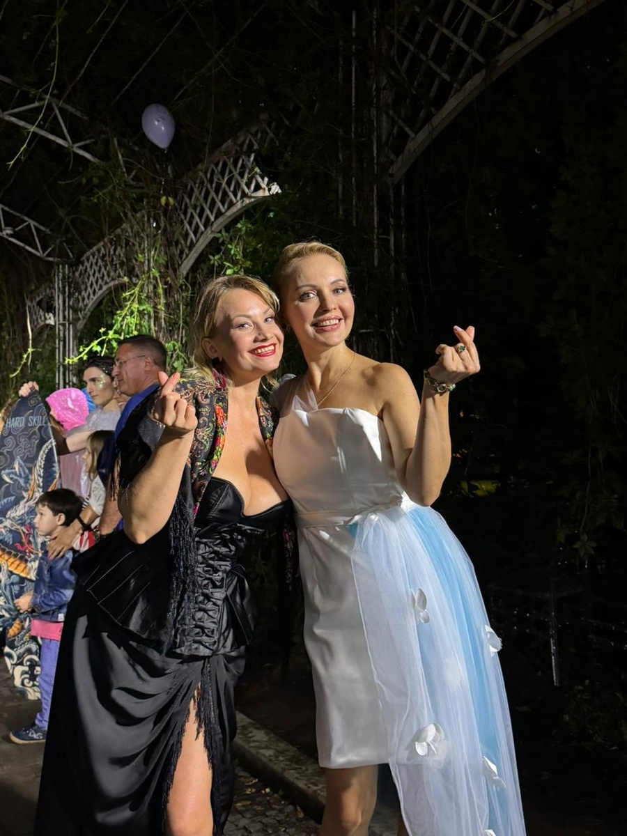 Ирина Сашина и Екатерина Радченко на арт-перфомансе после фестиваля «Зеленый подиум», где И.Сашина была ведущей дня.