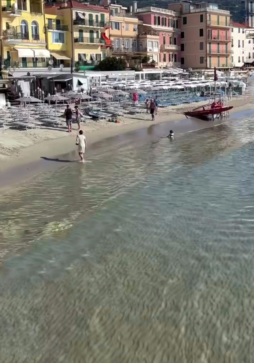 Вот такое у нас пляж и дно-песок. Лучше, чем Ницце)) Там галька..