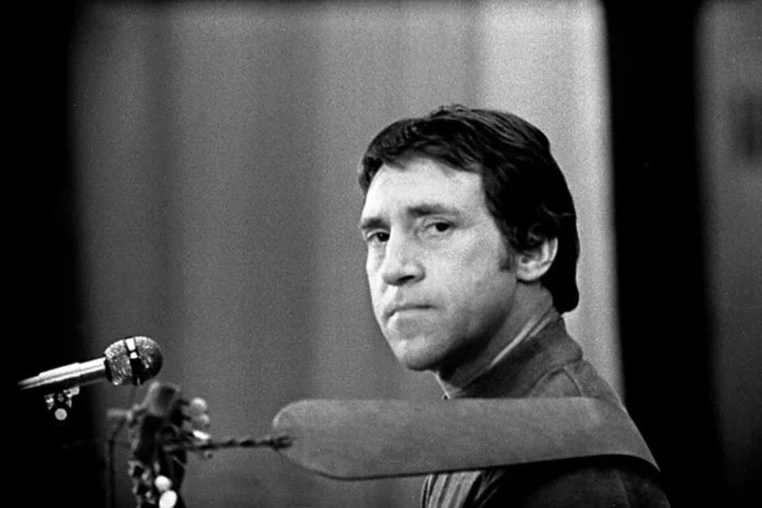 Высоцкий смотрит на тебя внимательно, дружище. 