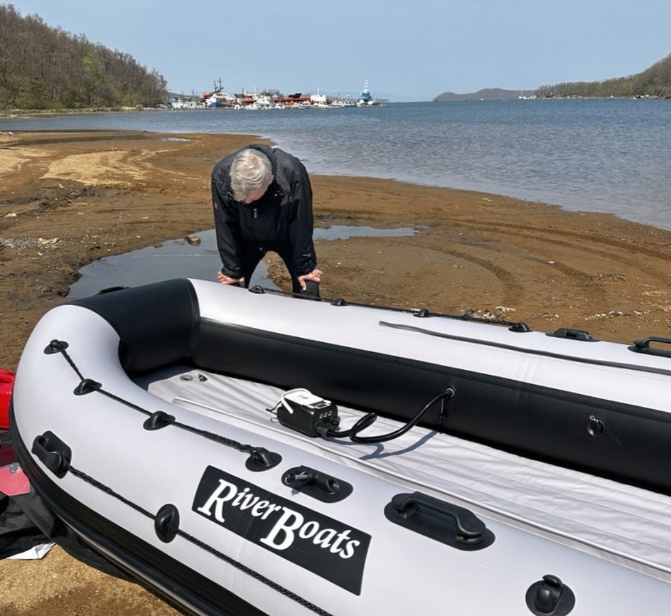 Лодка готова к спуску на воду, и никто не устал!