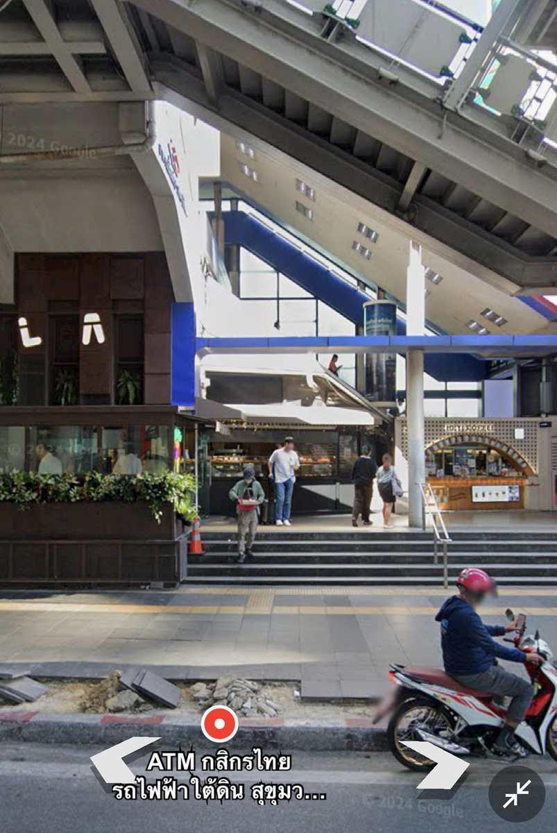 Нашла на гугл карте точное расположение, пиццерия находится за парнем в белой футболке. Под БТС Асок и возле входа в метро (синяя ветка).