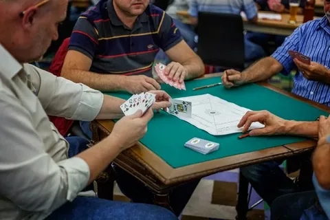 В последние выходные июля Федерация проводит в Санкт-Петербурге ежегодный традиционный международный фестиваль преферанса «Белые Ночи», на который съезжаются игроки со всего света.                                                                                                                                                               Федерация Спортивного Преферанса Санкт-Петербурга (ФСП СПб) объединяет любителей этой прекрасной игры и проводит регулярные соревнования, в которых может принять участие любой желающий.